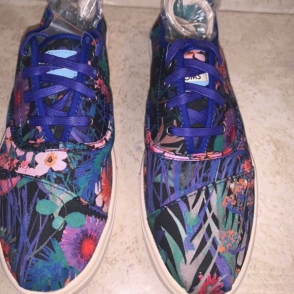 TOMS Tropical Multi Color Floral Print Lace Up Low Top Sneakers RARE size 6 - Picture 3 of 7